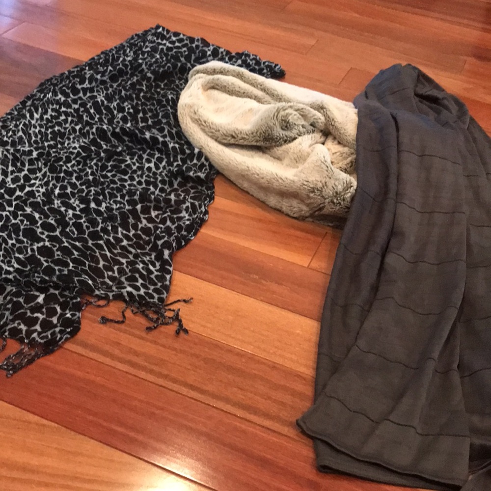 Scarf Lot - Picture 4 of 4